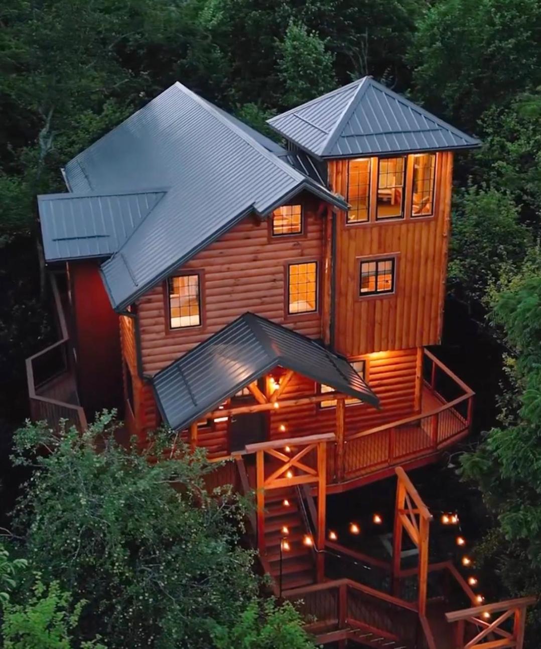 Skyview Treehouse By Amish Country Lodging Міллерсбург Екстер'єр фото
