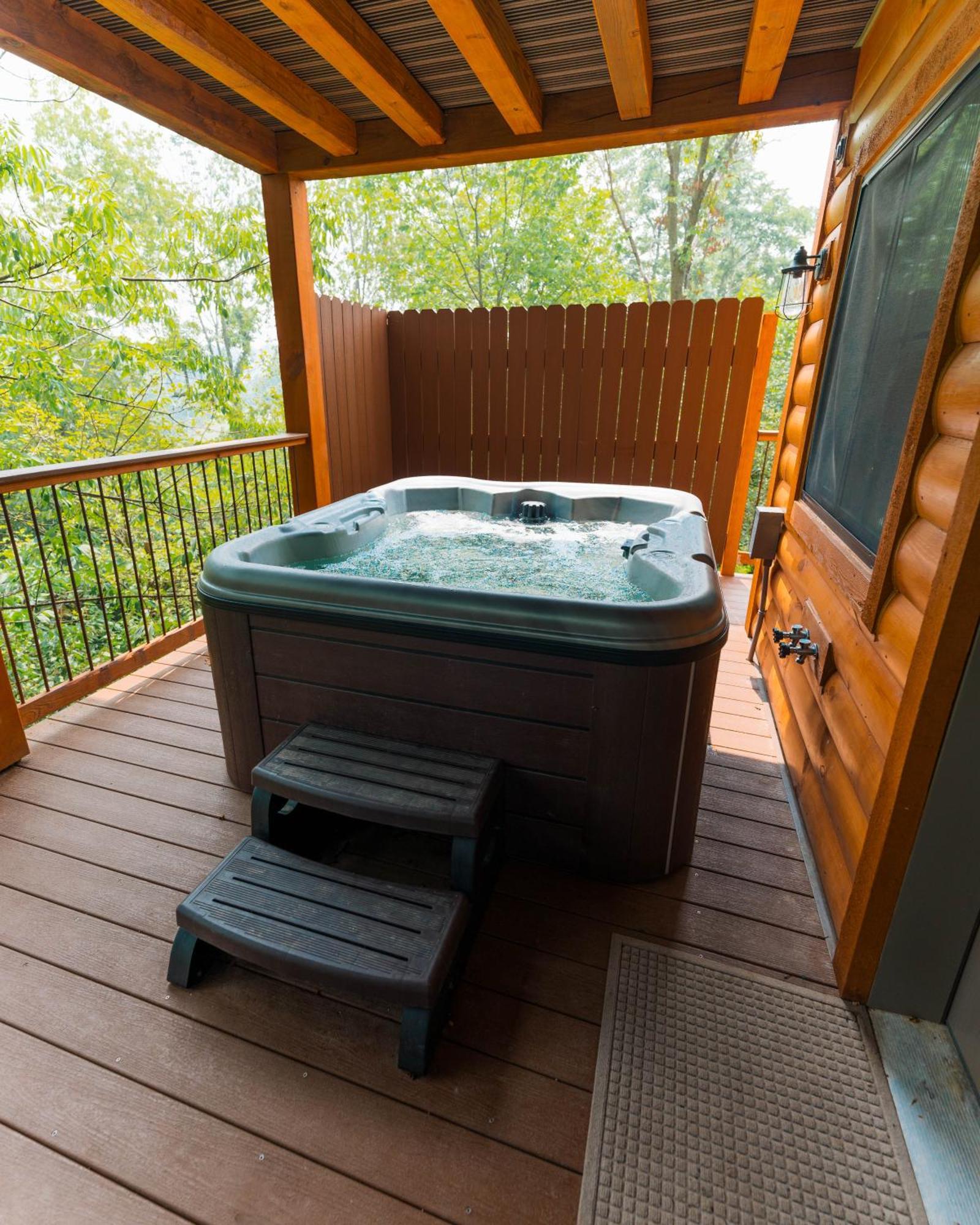 Skyview Treehouse By Amish Country Lodging Міллерсбург Екстер'єр фото