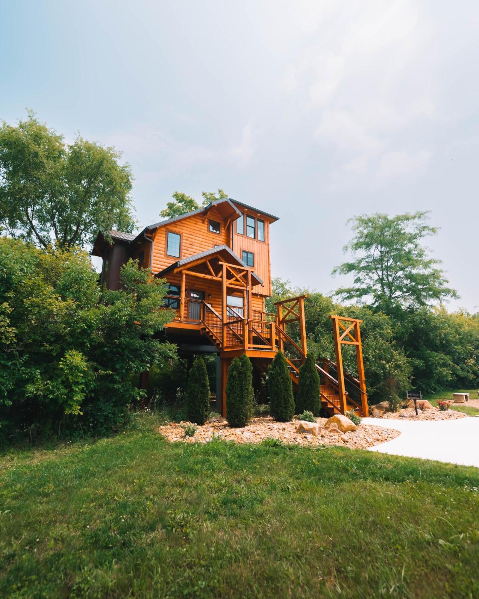 Skyview Treehouse By Amish Country Lodging Міллерсбург Екстер'єр фото